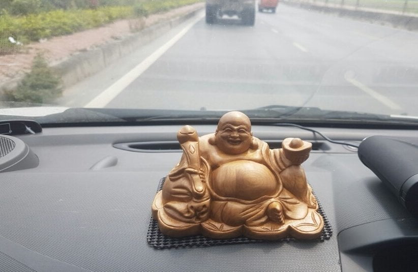 Đồ trang trí phong thủy xe hơi - tượng Phật Di lặc.