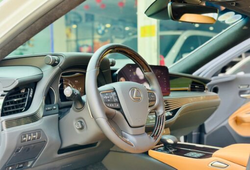 LEXUS LS500 2024